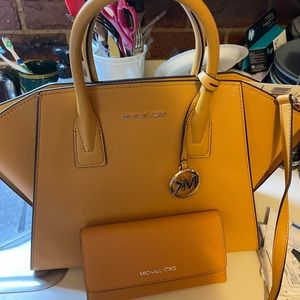 MK Averil never carried. Still has tags. The wallet does not have tags not used